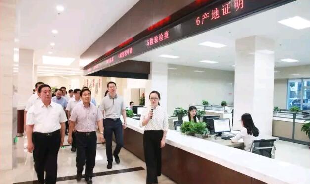 濰坊市委書記劉曙光等領導蒞臨集團公司運營的濰坊國際貿(mào)易中心參觀考察